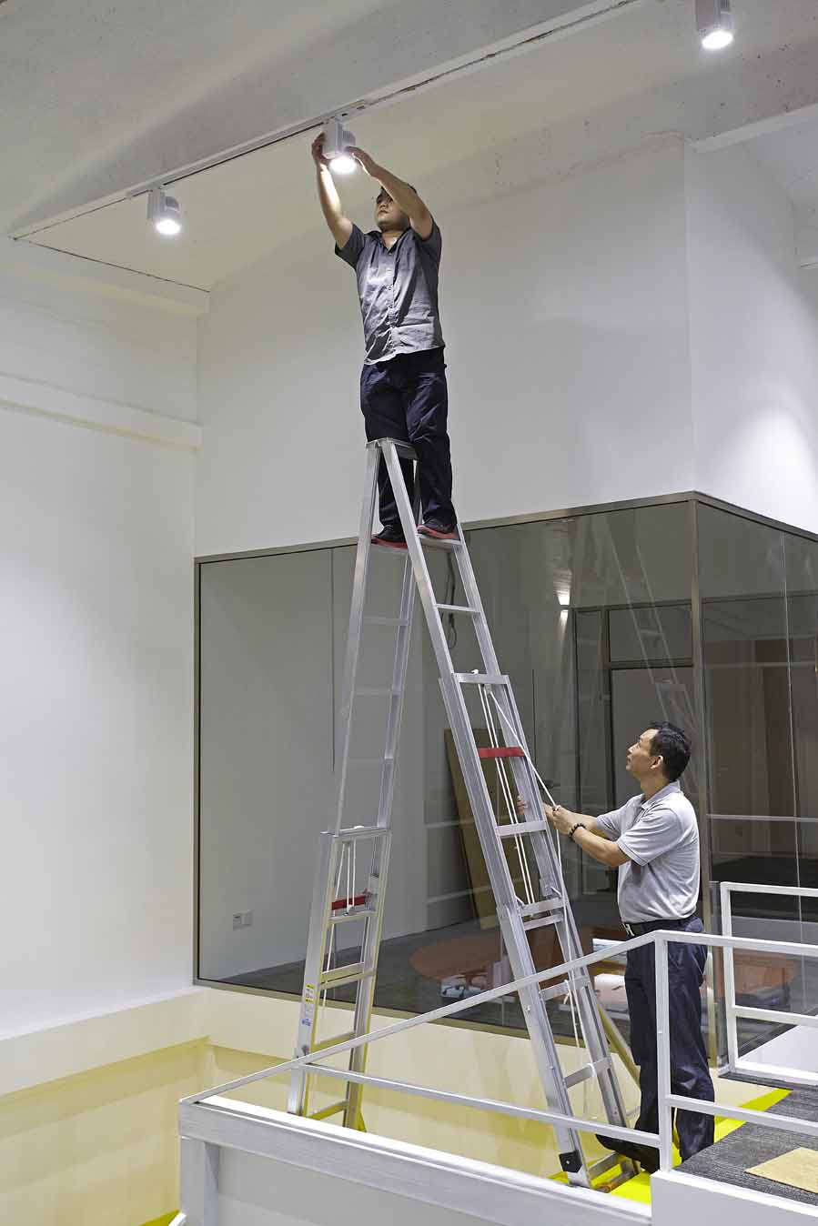 焊接工程人字伸缩梯子